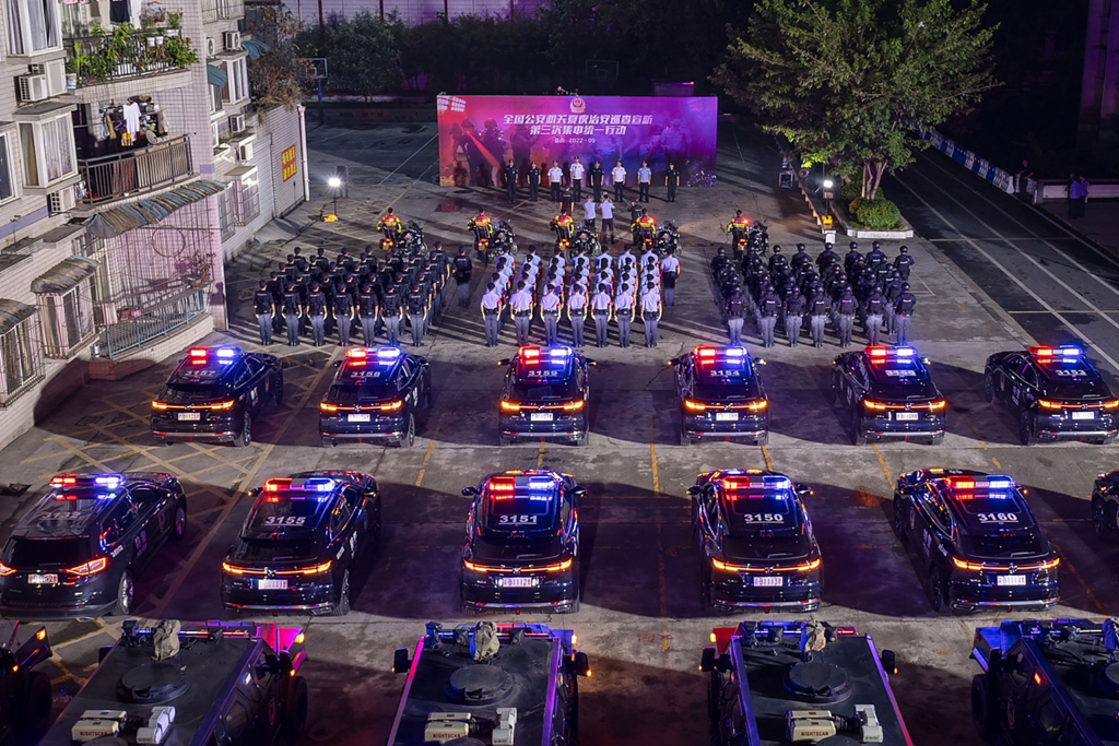 重庆警方开展夏夜治安巡查宣防行动。警方供图