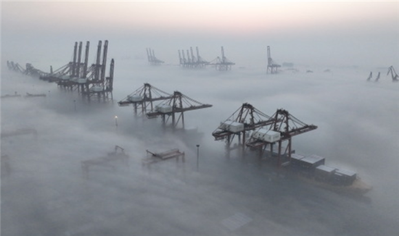 平流雾中的唐山港京唐港区景色（1月5日摄，无人机照片）。新华社记者 杨世尧 摄