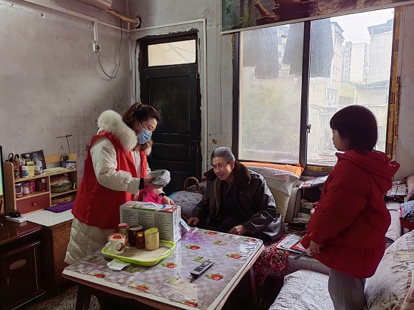 工作人员为老人发放“健康包”。城口县委宣传部供图 华龙网发