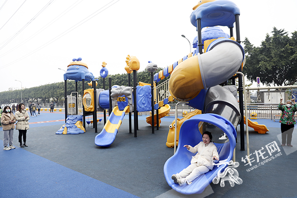 社区体育公园内配备了游乐设施。华龙网-新重庆客户端 首席记者 李文科 摄