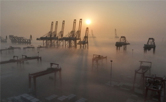 平流雾中的唐山港京唐港区景色（1月5日摄，无人机照片）。新华社记者 杨世尧 摄