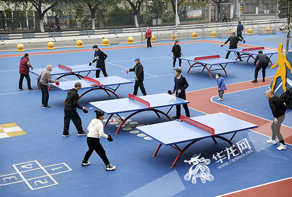 社区居民在翠云街道福安社区体育公园打乒乓球。华龙网-新重庆客户端 首席记者 李文科 摄