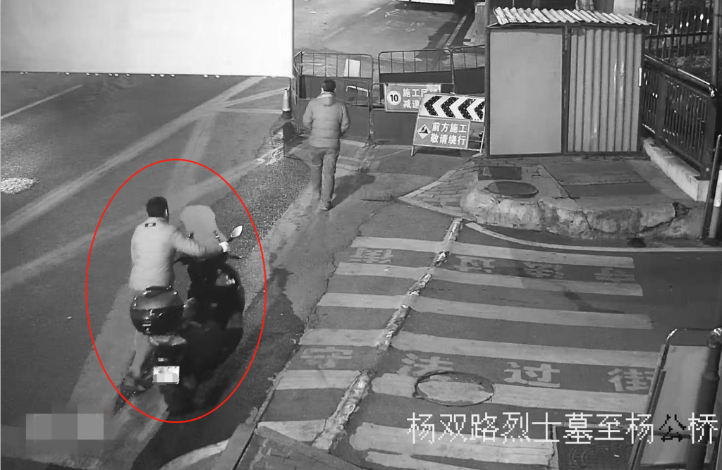 1陈某推走摩托车，被公共视频拍下。重庆沙坪坝警方供图
