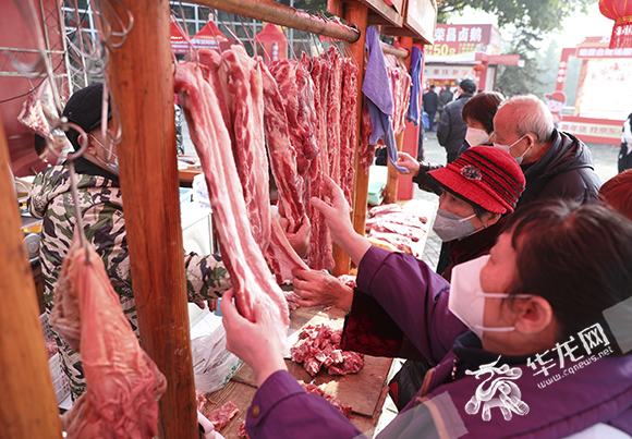 市民购买土猪肉。华龙网-新重庆客户端 首席记者 李文科 摄