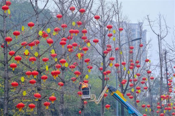 广福大道，工作人员正在抓紧悬挂新春灯饰。记者 郭旭 摄