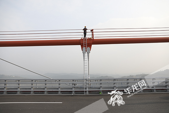 工作人员检测桥梁震动。华龙网-新重庆客户端 首席记者 李文科 摄