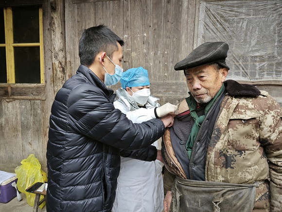 医务人员为符合条件的村民注射疫苗。黔江区委宣传部供图 华龙网发