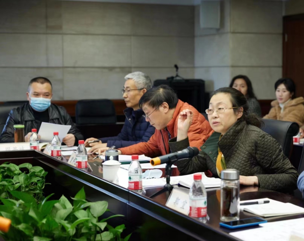 2022年3月，陈兴芜（右一）参加《行千里·致广大——重庆人文丛书》出版工作会议。受访者供图
