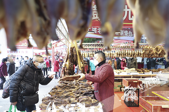 年货节展出上万种品种的食品。华龙网-新重庆客户端 首席记者 李文科 摄