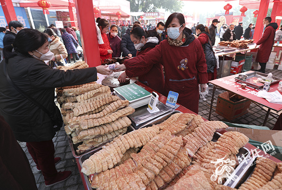 市民置办年货。华龙网-新重庆客户端 首席记者 李文科 摄