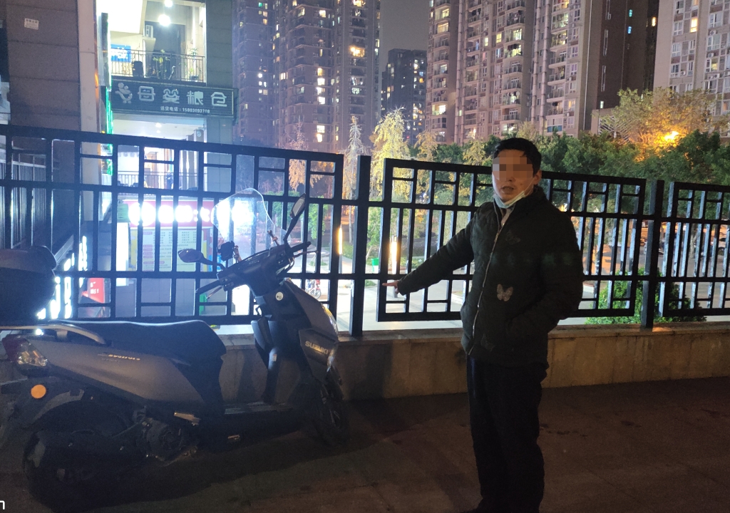 2陈某指认盗窃的摩托车。重庆沙坪坝警方供图
