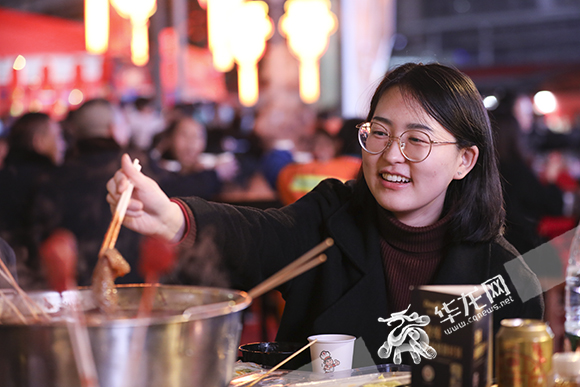 市民在享用火锅美食。华龙网 首席记者 李文科 摄