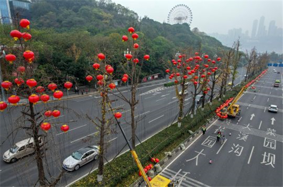 江南大道，工人开始悬挂红灯笼。 记者 崔景印 摄