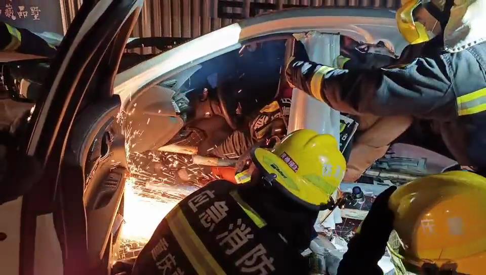 3消防员破拆车辆救援。重庆南岸消防供图