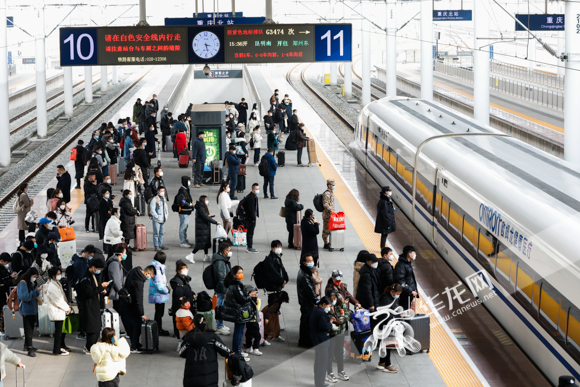 8、旅客们在重庆北站排队上车。华龙网-新重庆客户端记者 石涛 摄