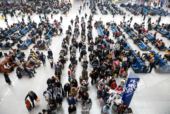 7、旅客们在重庆北站候车厅排队检票。华龙网-新重庆客户端记者 石涛 摄