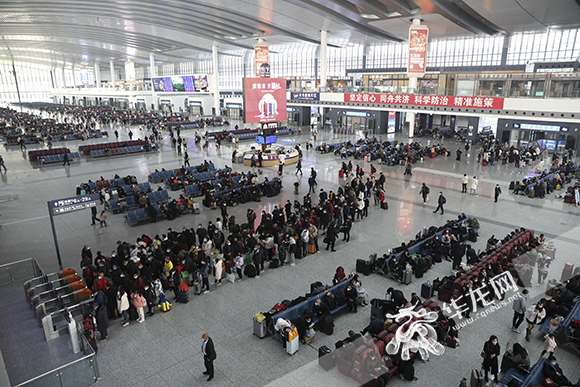1、春运第一天，重庆西站候车厅有不少旅客。华龙网-新重庆客户端 记者 李文科 摄