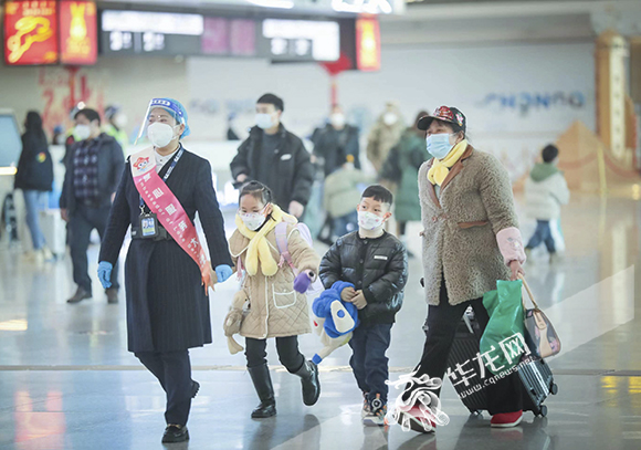 12、江北国际机场，旅客在工作人员引领下有序通行。华龙网-新重庆客户端记者 李裕锟 摄