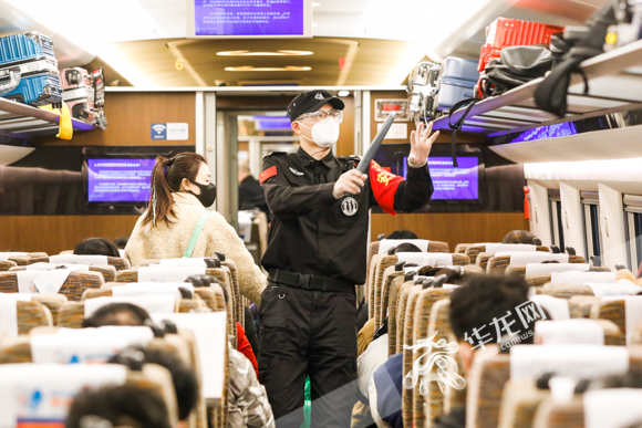 10、重庆北站，工作人员正在高铁上检查。华龙网-新重庆客户端记者 石涛 摄