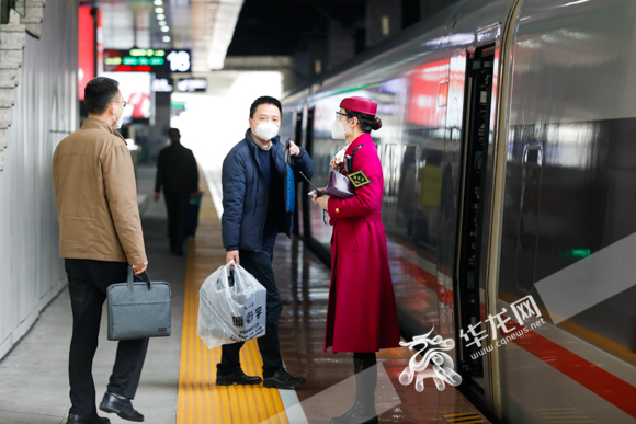 9、旅客们在重庆北站乘坐高铁。华龙网-新重庆客户端记者 石涛 摄