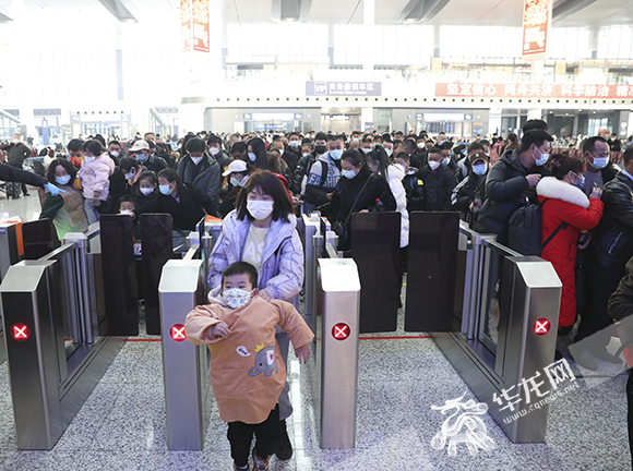 2、重庆西站进站口，一孩子在大人陪同下迫不及待跑进火车站台。华龙网-新重庆客户端 首席记者 李文科 摄