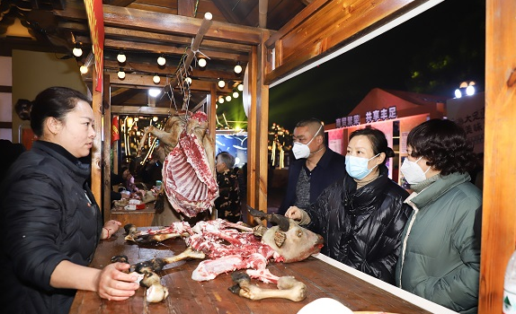 市民游客购买大足黑山羊肉。 大足区委宣传部供图 华龙网发