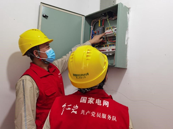 国网重庆市区供电公司渝中供电中心员工开展“三零”服务现场查勘。国网重庆市电力公司供图 华龙网发 国网重庆市区供电公司渝中供电中心员工开展“三零”服务现场查勘。国网重庆市电力公司供图 华龙网发