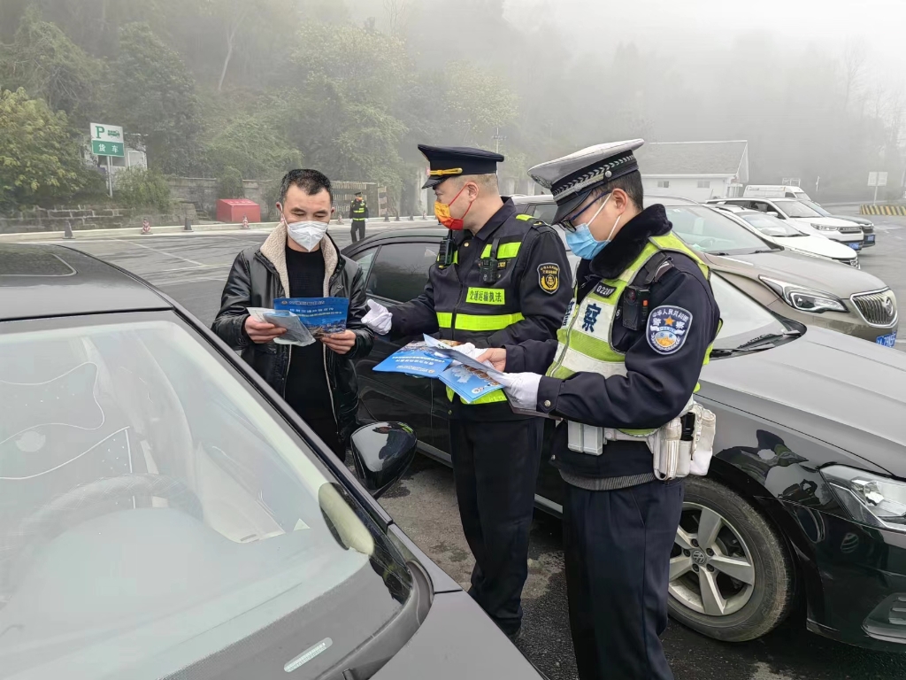 重庆交通执法队员为驾驶员送上出行安全提醒。受访者供图