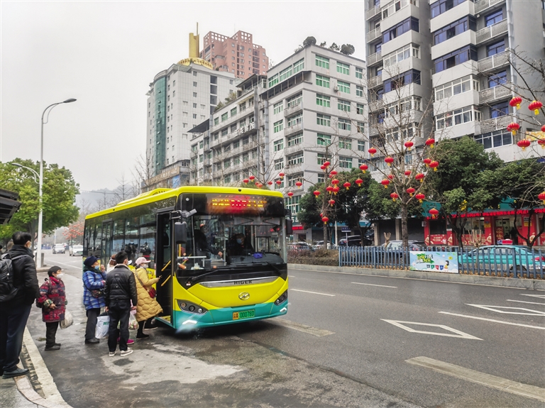 市民有序乘坐新能源公交车。武陵都市报记者 王巧西 摄
