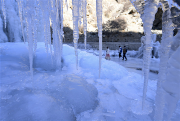 1月7日，游客在宁夏银川市贺兰山岩画景区观赏冰瀑景观。新华社记者 冯开华 摄