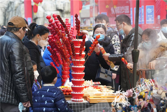 冰糖葫芦受小欢迎。华龙网-新重庆客户端记者 王庆炼 摄