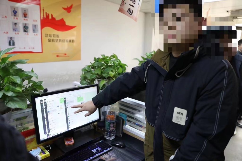 2涉案人员指认作案电脑。重庆市璧山区警方供图