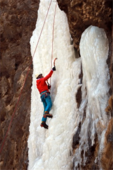 1月8日，在云梦山景区，攀冰爱好者在冰壁上攀爬。新华社记者 骆学峰 摄