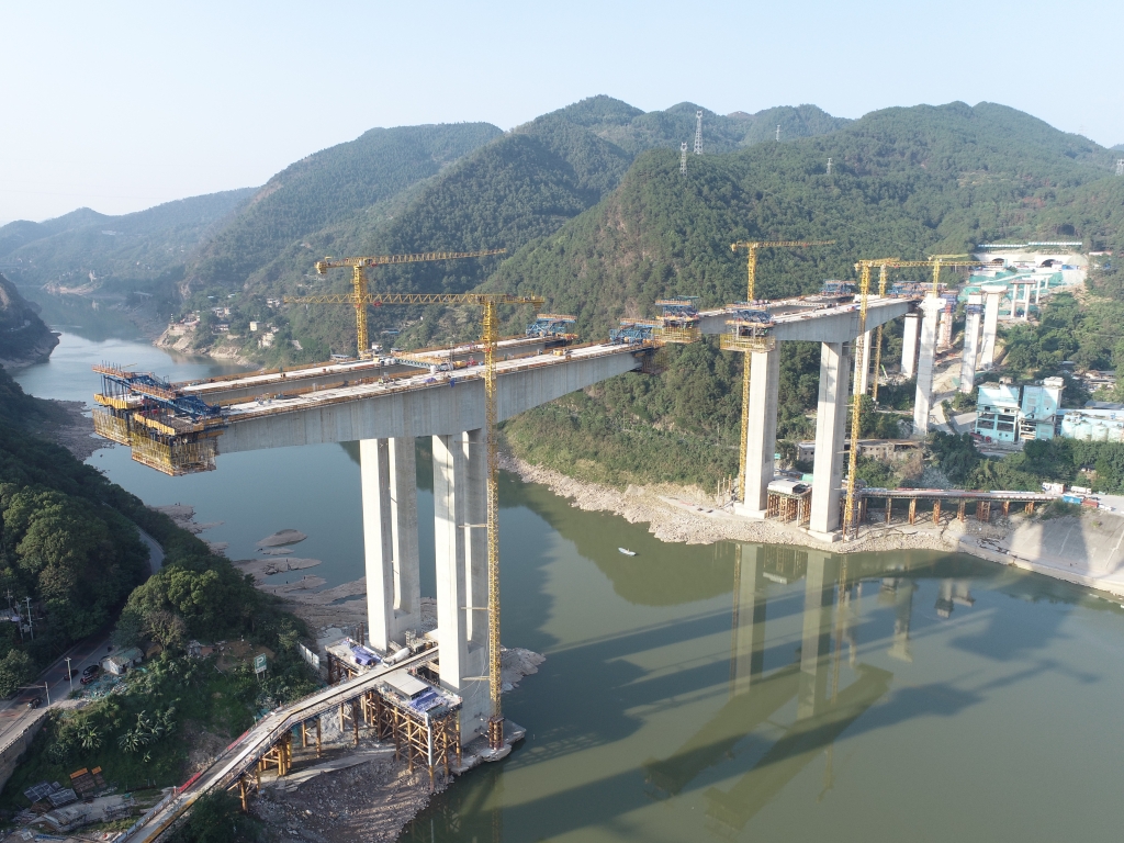 建设中的渝武高速复线观音峡嘉陵江特大桥。受访者供图