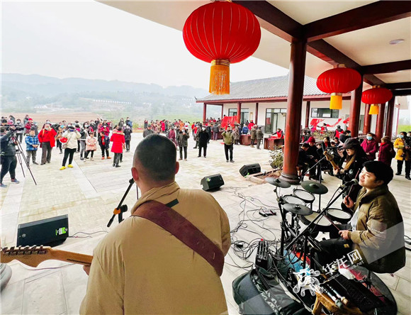 “美丽乡村音乐会”乐队演出。华龙网-新重庆客户端记者 曹建 摄