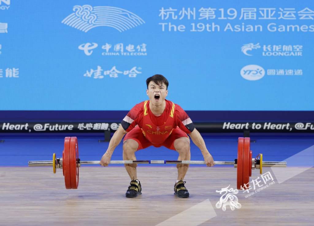 杭州亚运会赛场，丁红杰试举133kg。华龙网特派记者 张质 摄