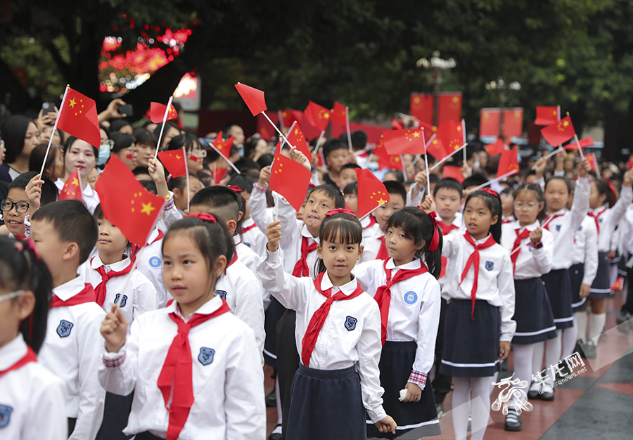 中小学生升旗仪式照片图片