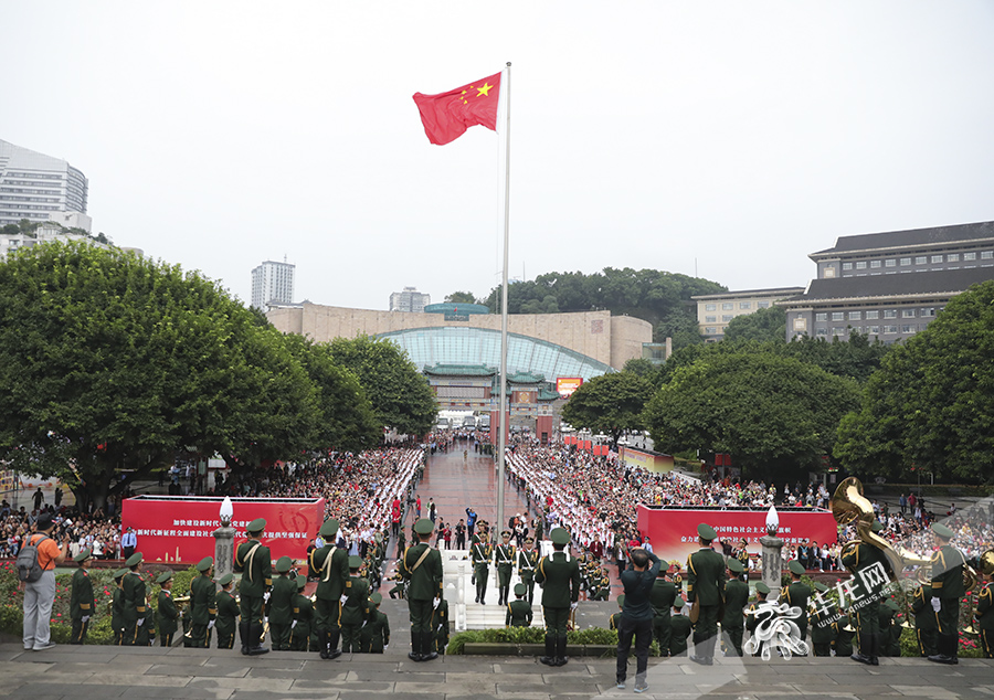庄严的升国旗仪式现场。华龙网 首席记者 李文科 摄