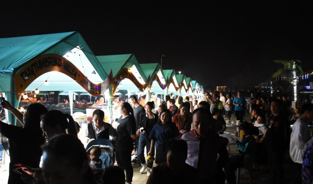 夜幕下的潼南涪江田园音乐生活节现场。