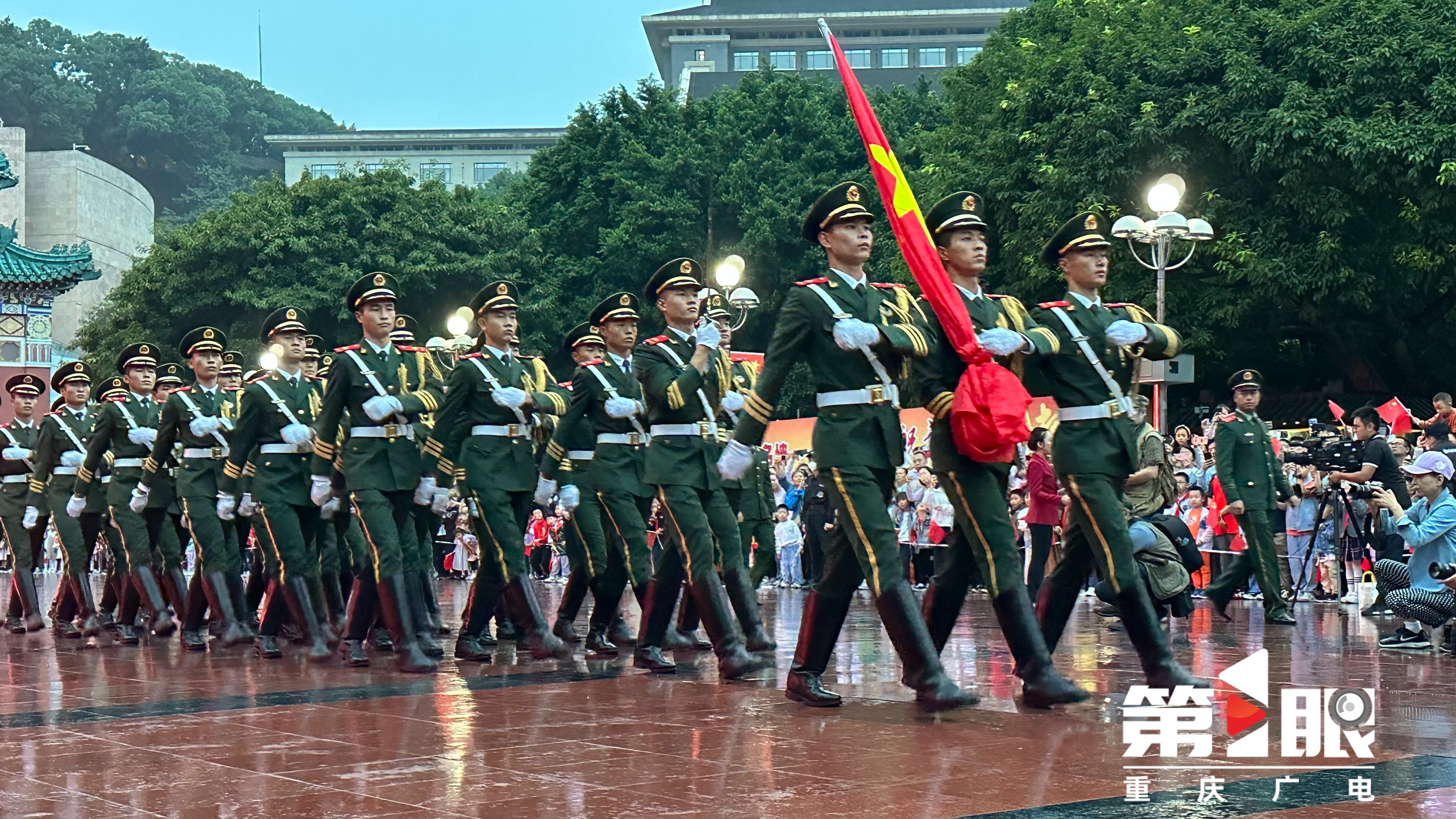 祝福祖国！今早的重庆人民广场仪式感满满3