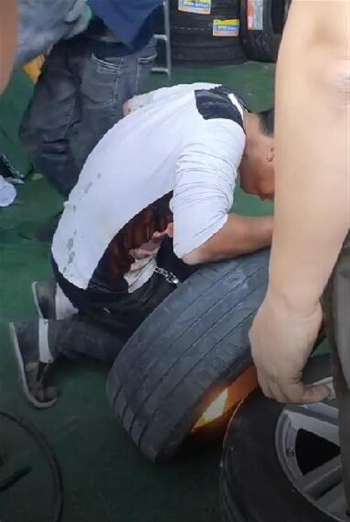 京哈高速约50辆车被扎胎，疑为钉子整包掉落所致，高速交警正调查2