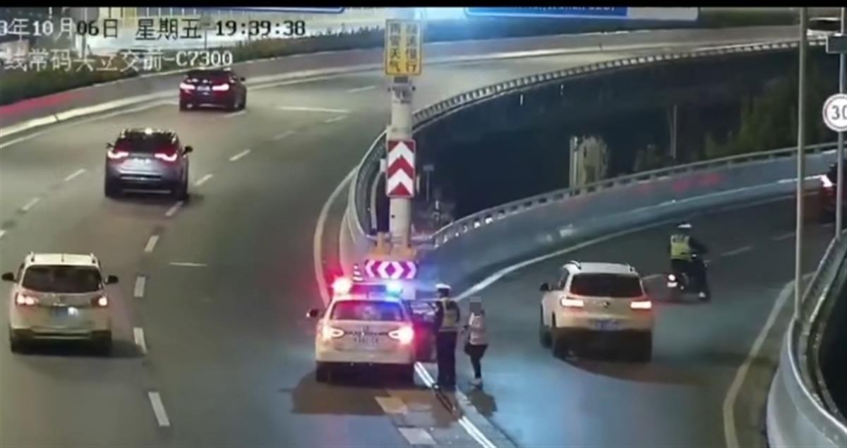 女子骑车时使用汽车导航误上高架吓得大哭，交警赶来护送并安慰道“别怕”