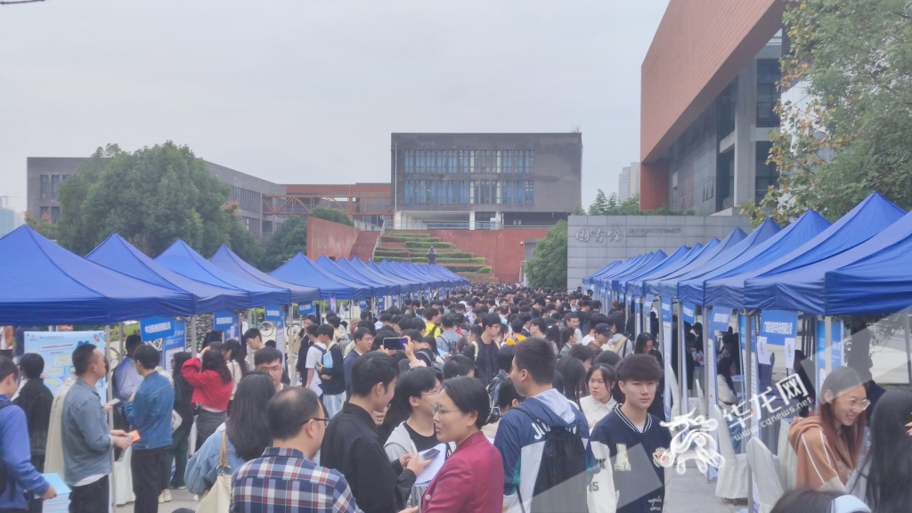 招聘现场。华龙网记者 梁浩楠 摄