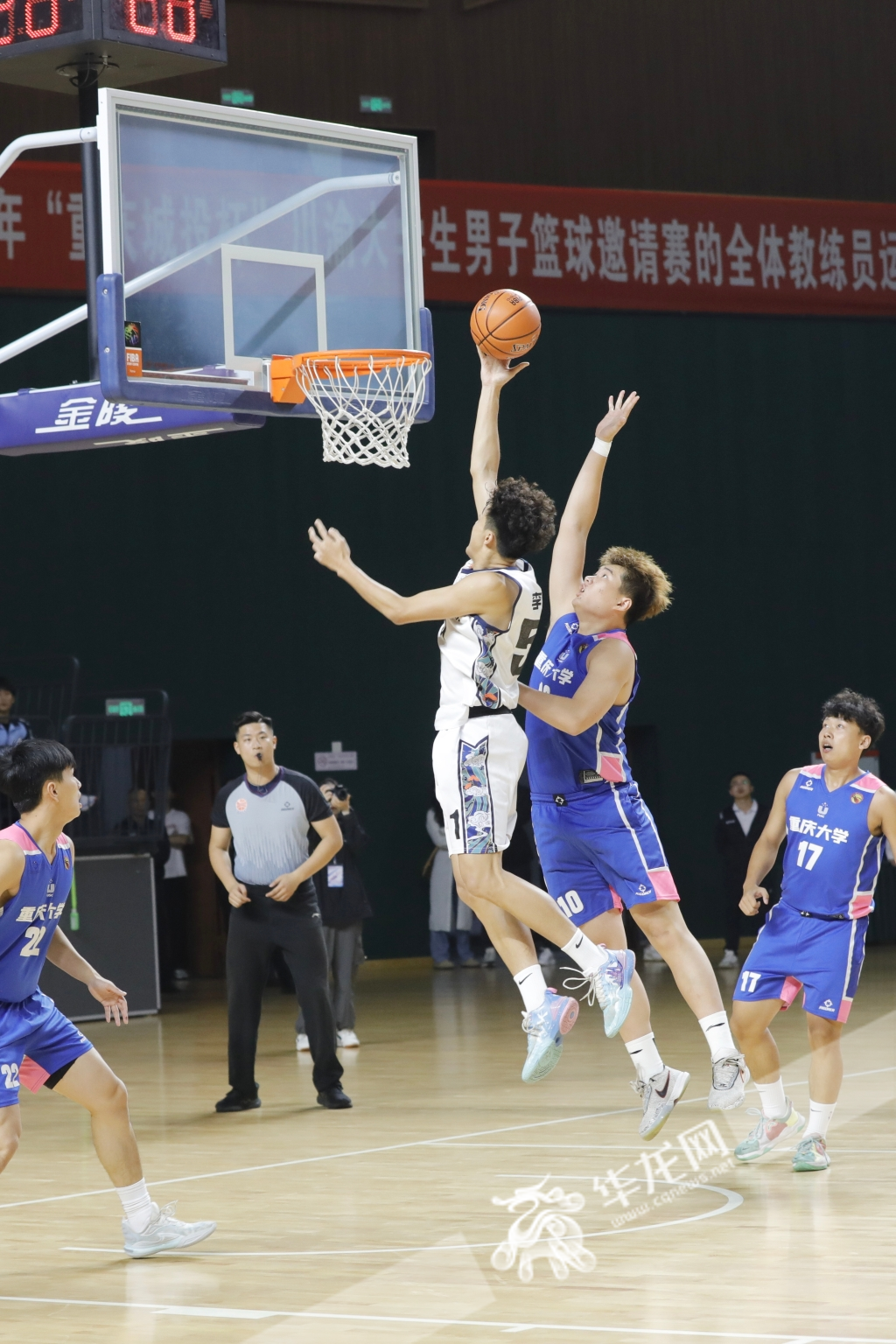 02--8所川渝高校的男子篮球队将同场竞技。华龙网记者 石涛 摄