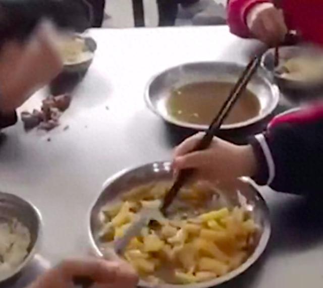 黑龙江一小学食堂6名学生吃2盘菜 校长：饭菜无限续 都是管饱的2