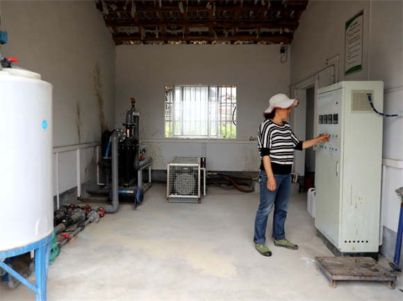 工人正在操作水肥一体化仪器。受访者供图 华龙网发