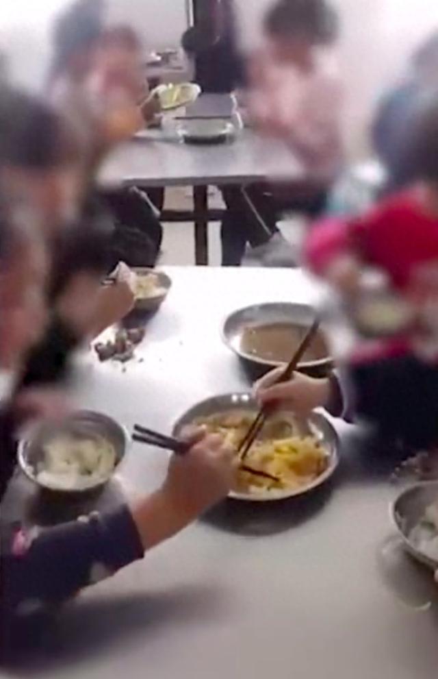 黑龙江一小学食堂6名学生吃2盘菜 校长：饭菜无限续 都是管饱的1