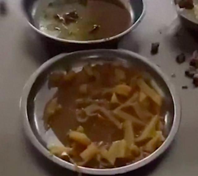 黑龙江一小学食堂6名学生吃2盘菜 校长：饭菜无限续 都是管饱的3