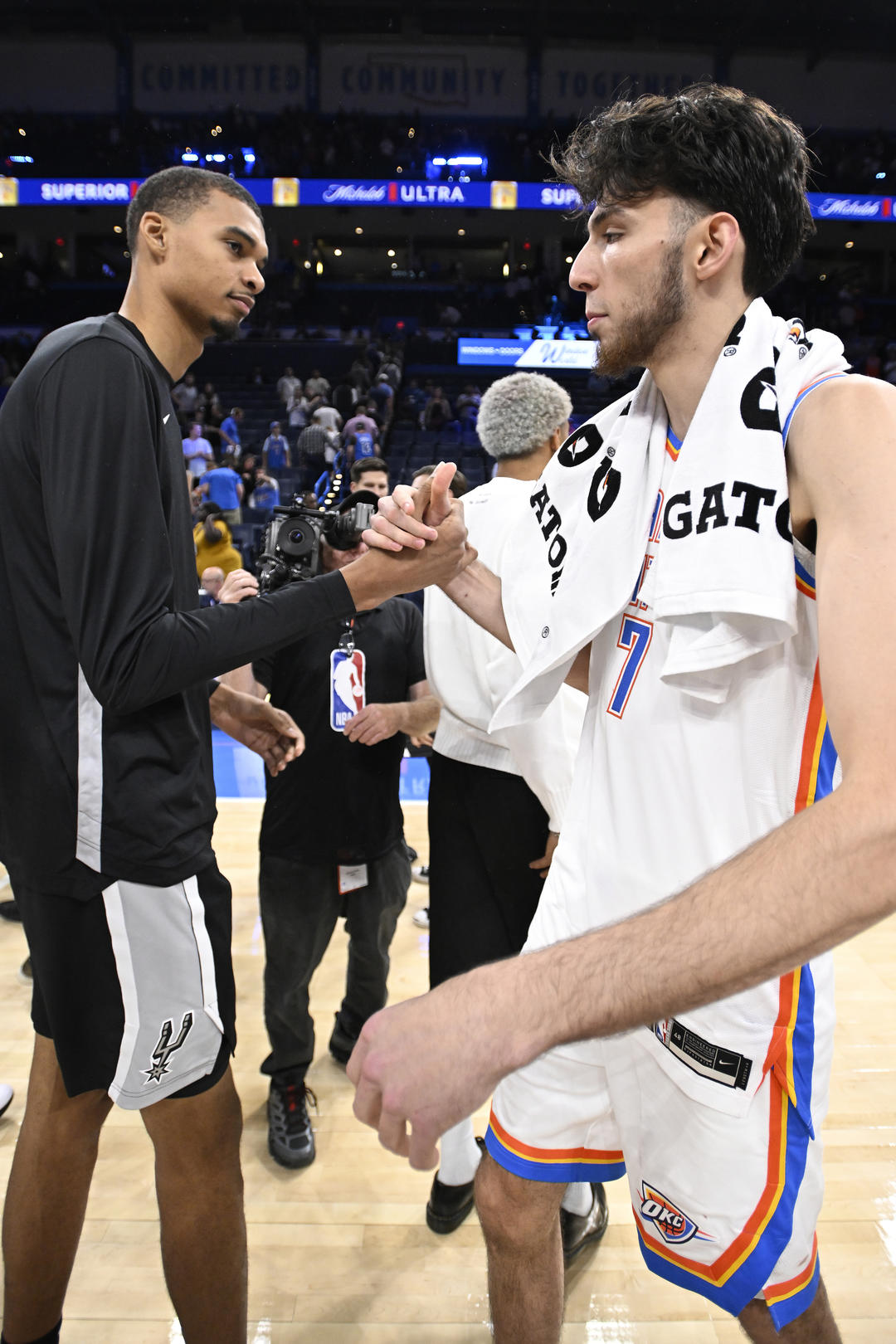 状元文班亚马NBA季前赛首秀轻取20分，但还有榜眼霍姆格伦来抢戏……5