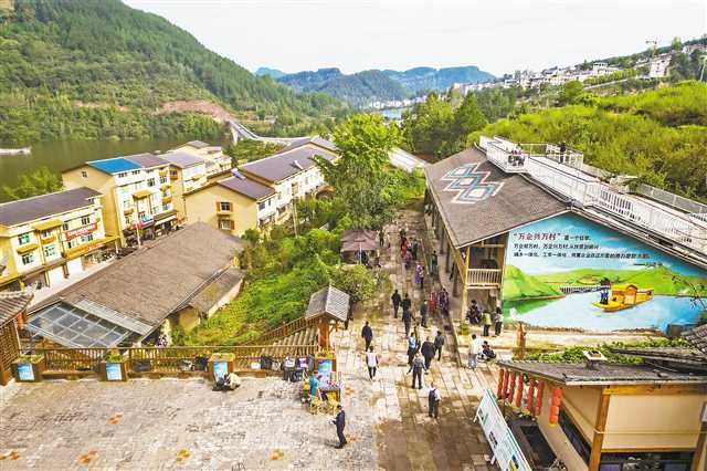 “高质量发展调研行”主题采访活动来到石柱桥头镇——发展依托“土家范” 好风景变好“钱景”